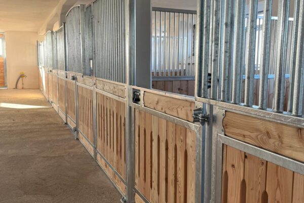 Ein Bild von einer Boxenwand